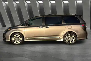 Toyota Sienna 2017 SE 8 pasajeros 4 puertas Mini-Van