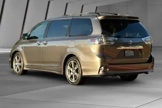 Toyota Sienna 2017 SE 8 pasajeros 4 puertas Mini-Van