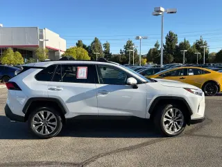 Toyota RAV4 2024 XLE Premium SUV de 4 puertas