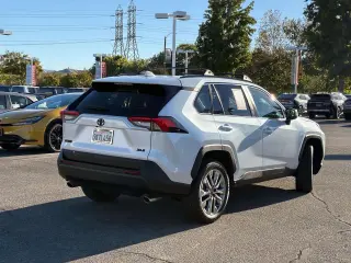 Toyota RAV4 2024 XLE Premium SUV de 4 puertas