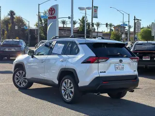 Toyota RAV4 2024 XLE Premium SUV de 4 puertas