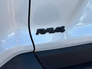 Toyota RAV4 2024 XLE Premium SUV de 4 puertas