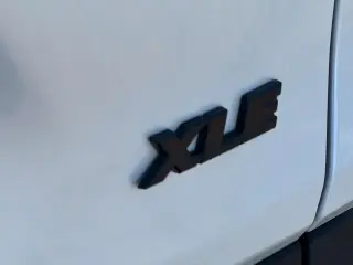 Toyota RAV4 2024 XLE Premium SUV de 4 puertas