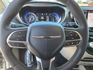 Chrysler Pacifica 2024 Touring L 4 puertas Minivan