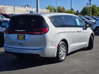 Chrysler Pacifica 2024 Touring L 4 puertas Minivan