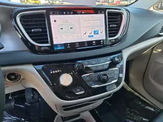 Chrysler Pacifica 2024 Touring L 4 puertas Minivan