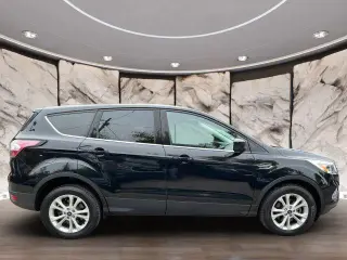 Ford Escape 2017 con tracción en las fouraz SE 4dr SUV