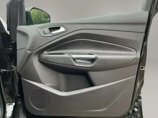 Ford Escape 2017 con tracción en las fouraz SE 4dr SUV