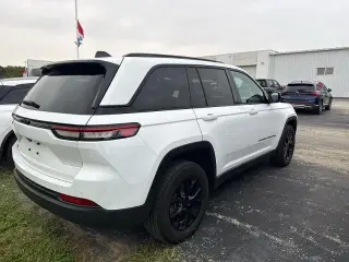 Jeep Grand Cherokee 2024 4x4 Laredo 4dr SUV
