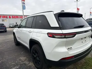 Jeep Grand Cherokee 2024 4x4 Laredo 4dr SUV