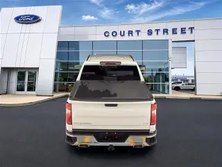 Chevrolet Silverado 1500 2024 4x4 LTZ 4dr Cab con motor de 5.8 ft. SB
