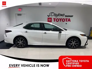 Toyota Camry 2023 SE Sedán 4 puertas