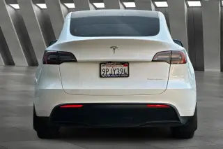 Tesla Model Y 2023 AWD Long Range crossover de 4 puertas