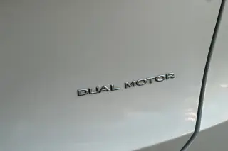 Tesla Model Y 2023 AWD Long Range crossover de 4 puertas