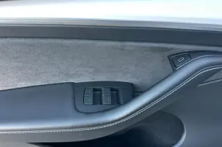 Tesla Model Y 2023 AWD Long Range crossover de 4 puertas