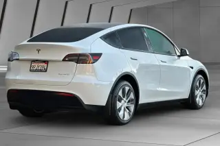 Tesla Model Y 2023 AWD Long Range crossover de 4 puertas