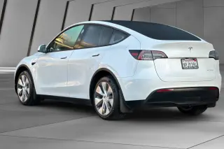 Tesla Model Y 2023 AWD Long Range crossover de 4 puertas