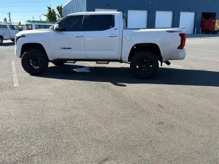 Toyota Tundra 2022 4x2 SR5 4dr CrewMax Cab Pickup SB