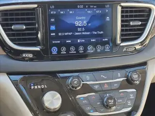 Chrysler Pacifica 2017 Touring-L 4dr Mini-Van