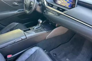 Lexus ES 300h 2020 Sedán de lujo 4 puertas