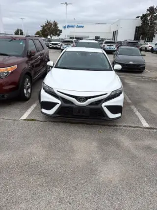 Toyota Camry 2022 SE Sedán 4 puertas