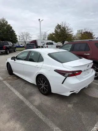 Toyota Camry 2022 SE Sedán 4 puertas