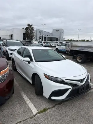 Toyota Camry 2022 SE Sedán 4 puertas