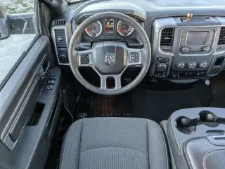 Ram 1500 Classic 2024 4x4 SLT 4 puertas Quad Cab caja corta de 6.3 pies