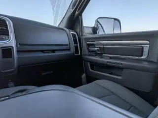 Ram 1500 Classic 2024 4x4 SLT 4 puertas Quad Cab caja corta de 6.3 pies
