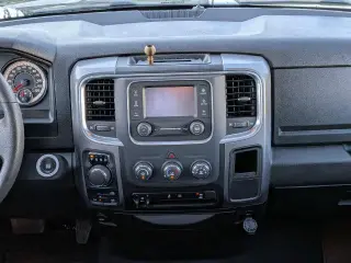 Ram 1500 Classic 2024 4x4 SLT 4 puertas Quad Cab caja corta de 6.3 pies