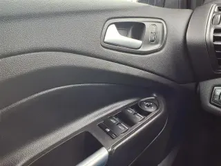 Ford Escape 2019 con tracción en las ruedas AWD y SE 4dr SUV