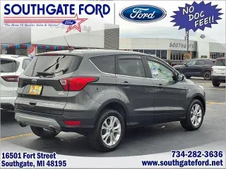 Ford Escape 2019 con tracción en las ruedas AWD y SE 4dr SUV