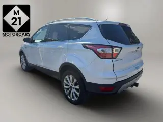 Ford Escape 2017 con tracción en las fouraz Titanio 4dr SUV