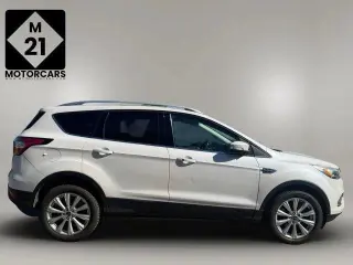 Ford Escape 2017 con tracción en las fouraz Titanio 4dr SUV