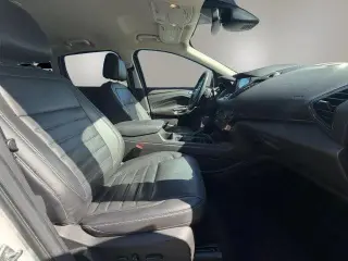 Ford Escape 2017 con tracción en las fouraz Titanio 4dr SUV
