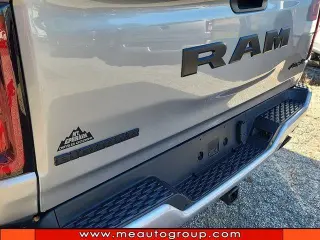 Ram 1500 2025 4x4 Big Horn 4dr Crew Cab con cabina de 5.6 pies de largo Pickup