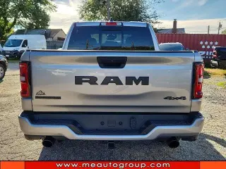 Ram 1500 2025 4x4 Big Horn 4dr Crew Cab con cabina de 5.6 pies de largo Pickup