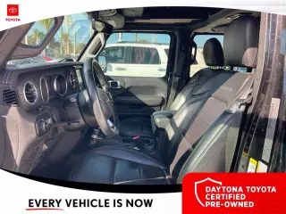 Jeep Wrangler Unlimited 2018 4x4 Sahara 4dr SUV (lanzamiento medio de año)