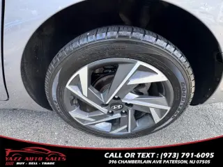 2024 Hyundai Elantra Limited IVT