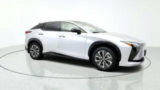 Lexus RZ 450e 2023 AWD Premium 4dr Crossover con ruedas de 18 pulgadas