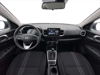 Hyundai VENUE 2026 SEL crossover de 4 puertas con techo bicolor