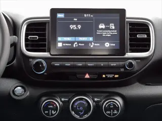 Hyundai VENUE 2026 SEL crossover de 4 puertas con techo bicolor