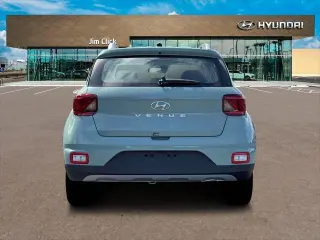 Hyundai VENUE 2026 SEL crossover de 4 puertas con techo bicolor