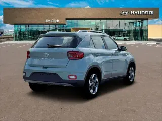 Hyundai VENUE 2026 SEL crossover de 4 puertas con techo bicolor