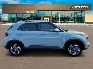 Hyundai VENUE 2026 SEL crossover de 4 puertas con techo bicolor