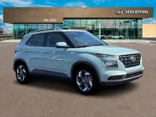 Hyundai VENUE 2026 SEL crossover de 4 puertas con techo bicolor