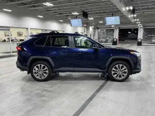 Toyota RAV4 2022 AWD XLE Premium 4dr SUV