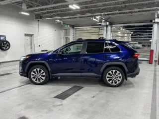 Toyota RAV4 2022 AWD XLE Premium 4dr SUV
