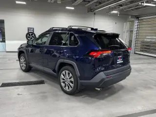 Toyota RAV4 2022 AWD XLE Premium 4dr SUV