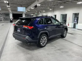 Toyota RAV4 2022 AWD XLE Premium 4dr SUV